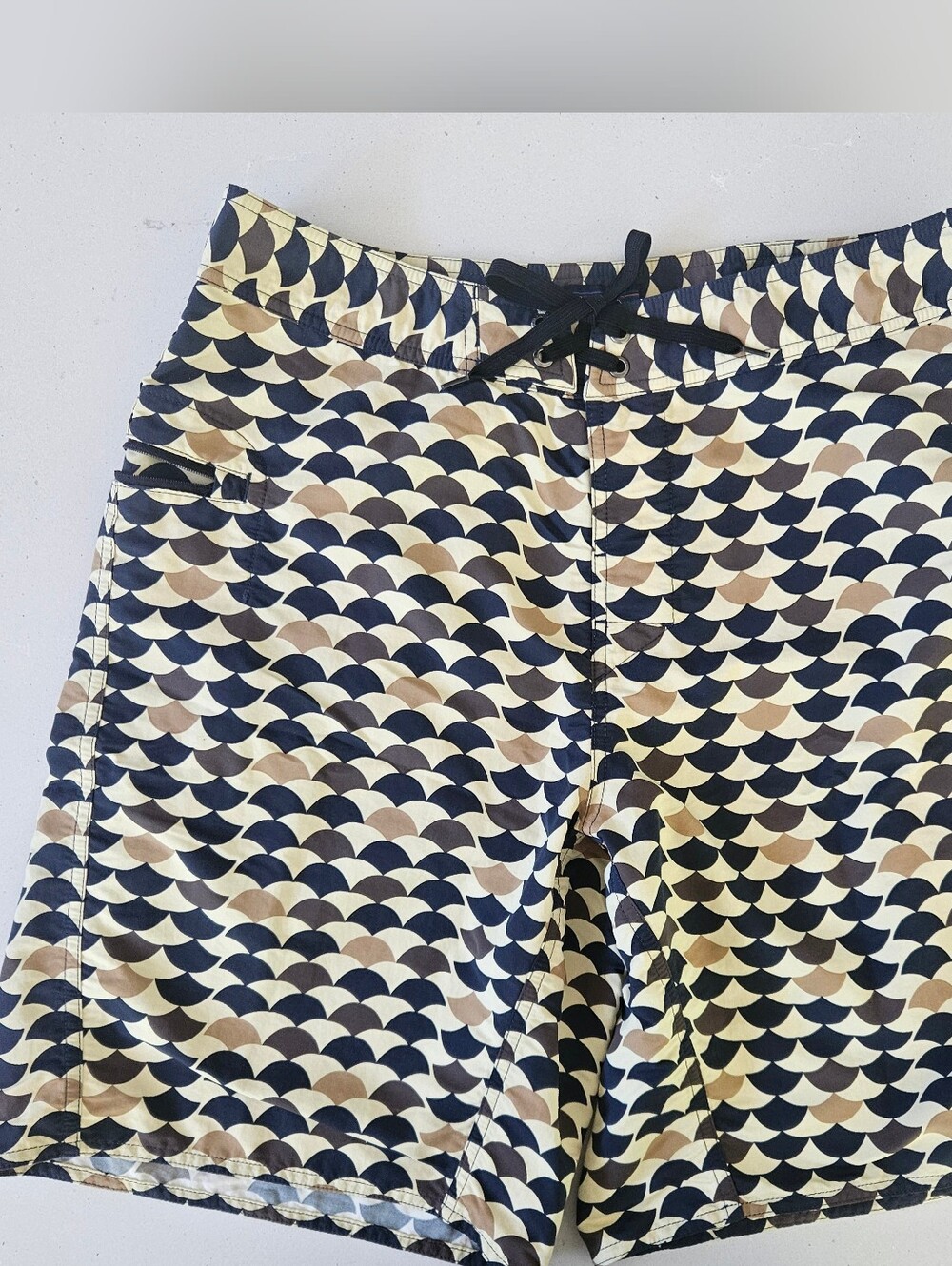Patagonia Wavefarer Board Shorts Mens 33 Bathing Suit All Over Print Geometric
